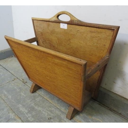 795 - An Art Deco Period light oak magazine rack.
H40cm W47cm D19cm approx.
Condition report: Minor marks ... 