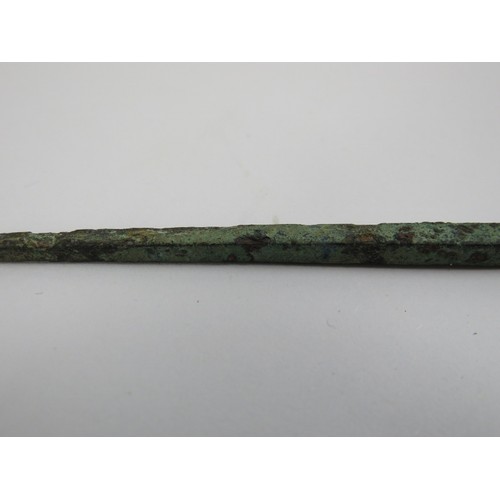 137 - An ancient Roman bronze wax stylus. 17.1 cm length.
Condition report: Some corrosion and verdigris t... 