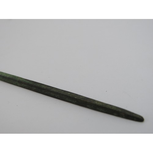 137 - An ancient Roman bronze wax stylus. 17.1 cm length.
Condition report: Some corrosion and verdigris t... 