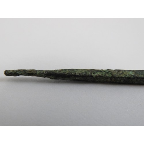 137 - An ancient Roman bronze wax stylus. 17.1 cm length.
Condition report: Some corrosion and verdigris t... 