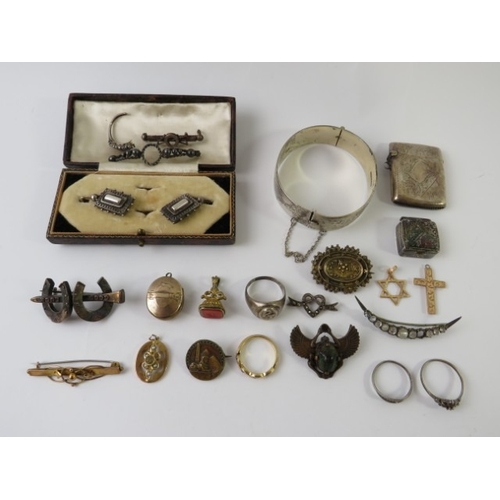 A collection of mostly silver, gold and unmarked metal items to include ...