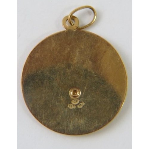 475 - An Egyptian round pendant depicting Nefertiti’s head in profile, 30mm diameter, stamped 750 with Egy... 