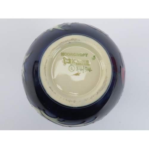 184 - A Moorcroft ‘Anemone’ pattern Limited Edition vase, circa 1995. Numbered 34/94 with impressed marks ... 