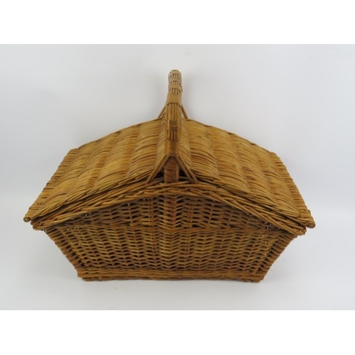 169 - A vintage Optima wicker picnic hamper with contents. 42 cm height.
Condition report: Light age relat... 
