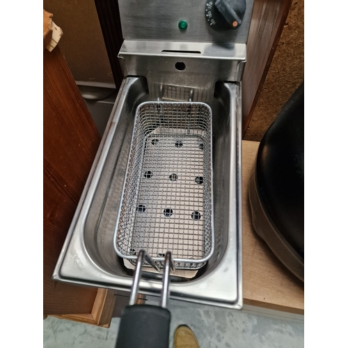 136 - Lincat single tank counter top electric fryer