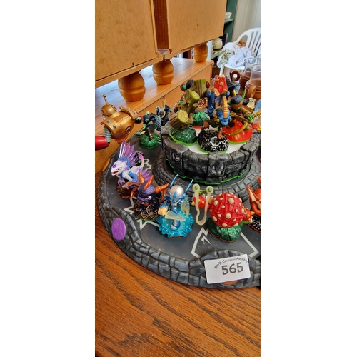 565 - Skylanders Giant battle arena with Skylander figurines