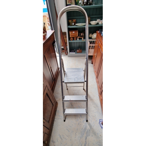 82 - Aluminium 3 tread step ladder