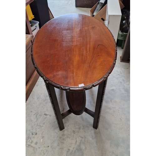 87 - Oval mahogany side tible 70x70cm