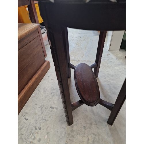 87 - Oval mahogany side tible 70x70cm