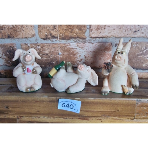 640 - 3 Vintage Piggin figurines (slightly larger)