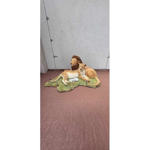 243 - Sherratt and Simpson Lion and Lioness Figurine