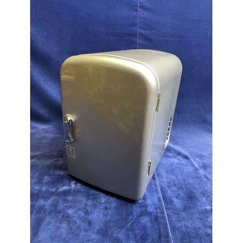 87 - Hot & Cold Portable Mini Fridge 12v / 240v