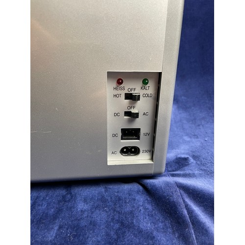 87 - Hot & Cold Portable Mini Fridge 12v / 240v