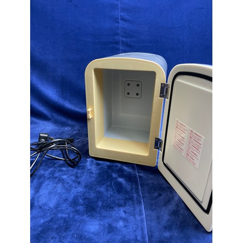 87 - Hot & Cold Portable Mini Fridge 12v / 240v