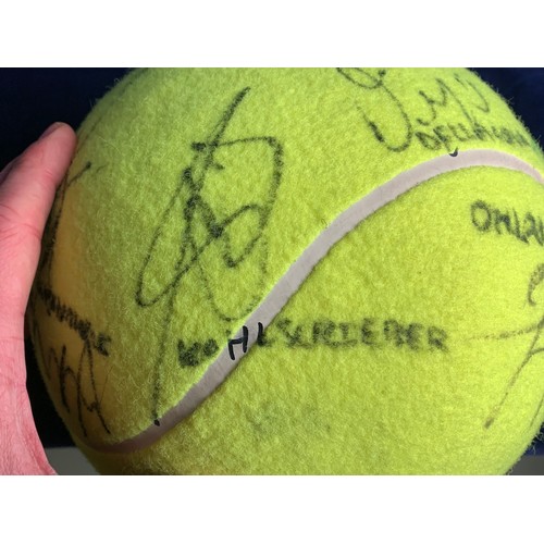 39 - Large Tennis Ball Signed by many Australian Open 2009 Players - Roddick, Murray, Verdasco, Hantuchov... 