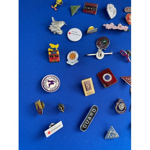 205 - 40 Vintage Pin Badges