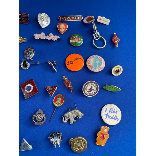 205 - 40 Vintage Pin Badges