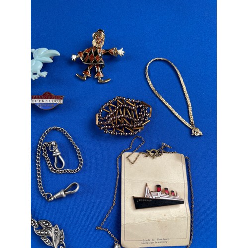 7 - Group of Vintage Jewellery & Badges