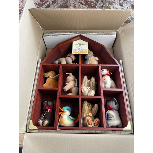 22 - Steiff Historic Miniatures III. 10x Teddies & Display Cabinet With Original Box/Packaging