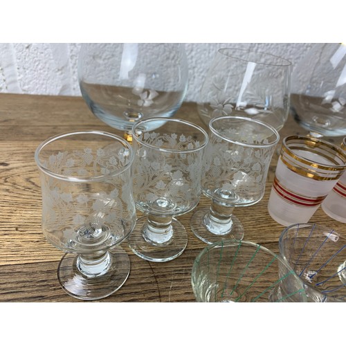 271 - Attractive Collection of Vintage Glassware