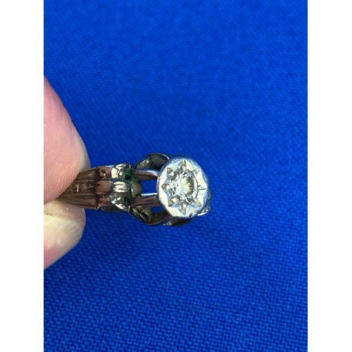 67 - 18ct Gold Ring with Diamond on Tall Gallery - 3.5g gross