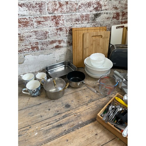 391 - Large Quantity Of Kitchen Items