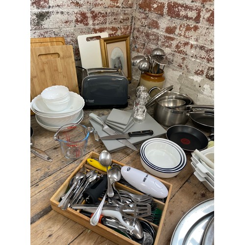 391 - Large Quantity Of Kitchen Items