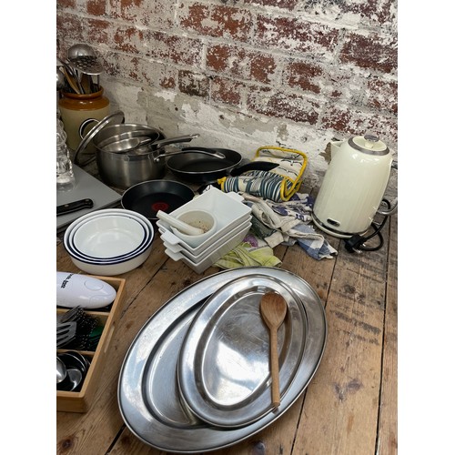 391 - Large Quantity Of Kitchen Items