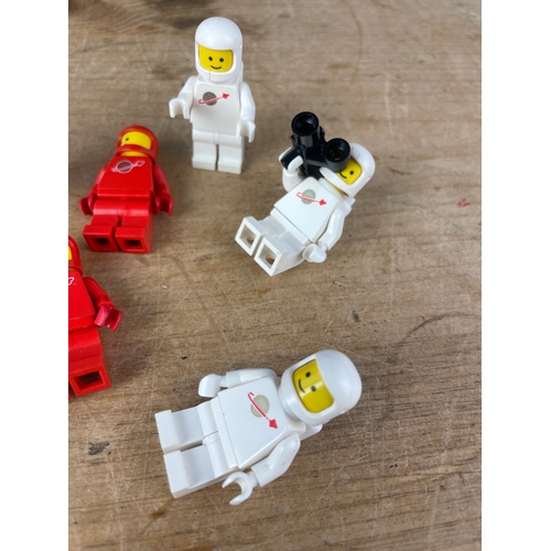 102 - 8 Vintage Lego Space Mini Figures Most In Great Condition