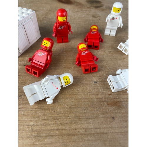 102 - 8 Vintage Lego Space Mini Figures Most In Great Condition