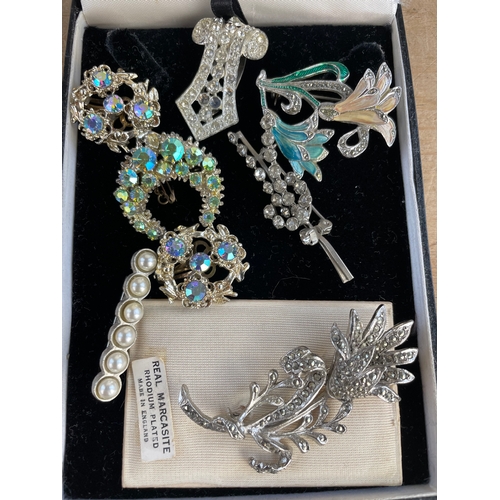 30 - Vintage Brooches & Clips