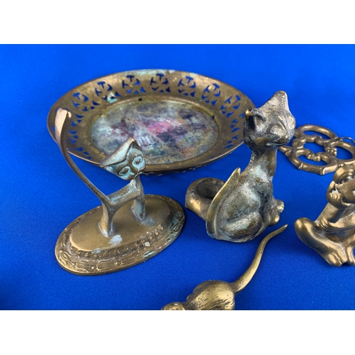 300 - Various Vintage and Collectable Brass Items