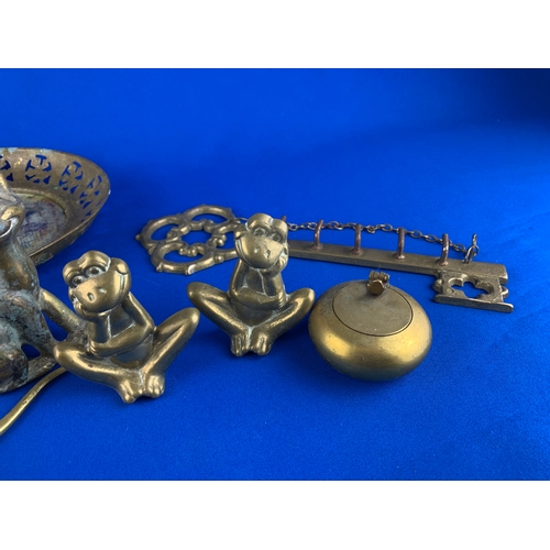 300 - Various Vintage and Collectable Brass Items