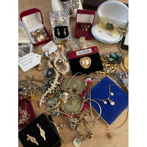 32 - Lot Of Jewellery Items...