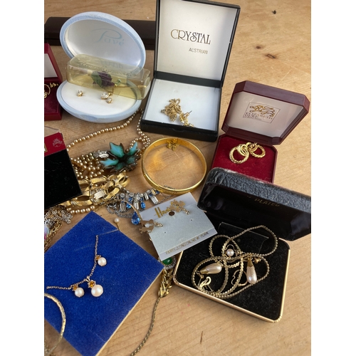 32 - Lot Of Jewellery Items