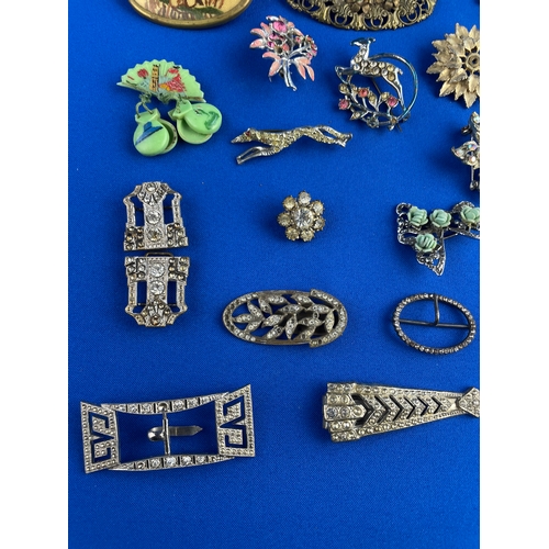 40 - Collection of Vintage Brooches & Clips