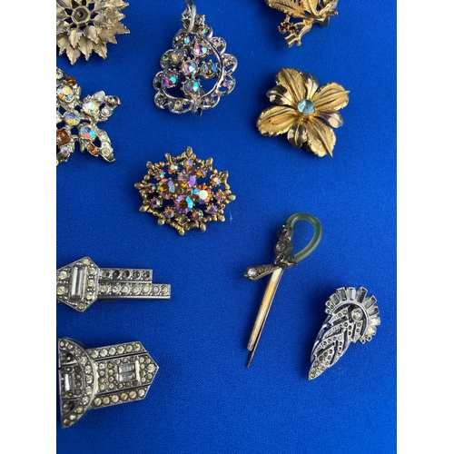 40 - Collection of Vintage Brooches & Clips