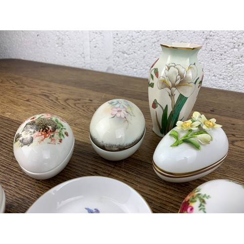 418 - Various Ceramic Eggs and a Vase from the likes of Royal Worcester, Crown Staffordshire, Coalport, Ro... 