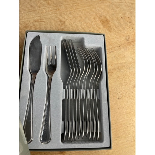 286 - Guy Degrenne Flatware. Boxed Set of 6 Fish Knives & Forks