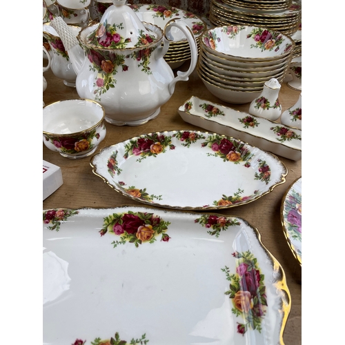 36 - Very Large Royal Albert Old Country Roses Dinner & Tea Service Inc. Ashtray, Cake Slice, Cheese Kniv... 