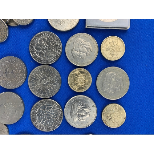 346 - Collectable and Vintage Coins and international Currency in Two £5 Coins and Three Vintage £2 Coins ... 