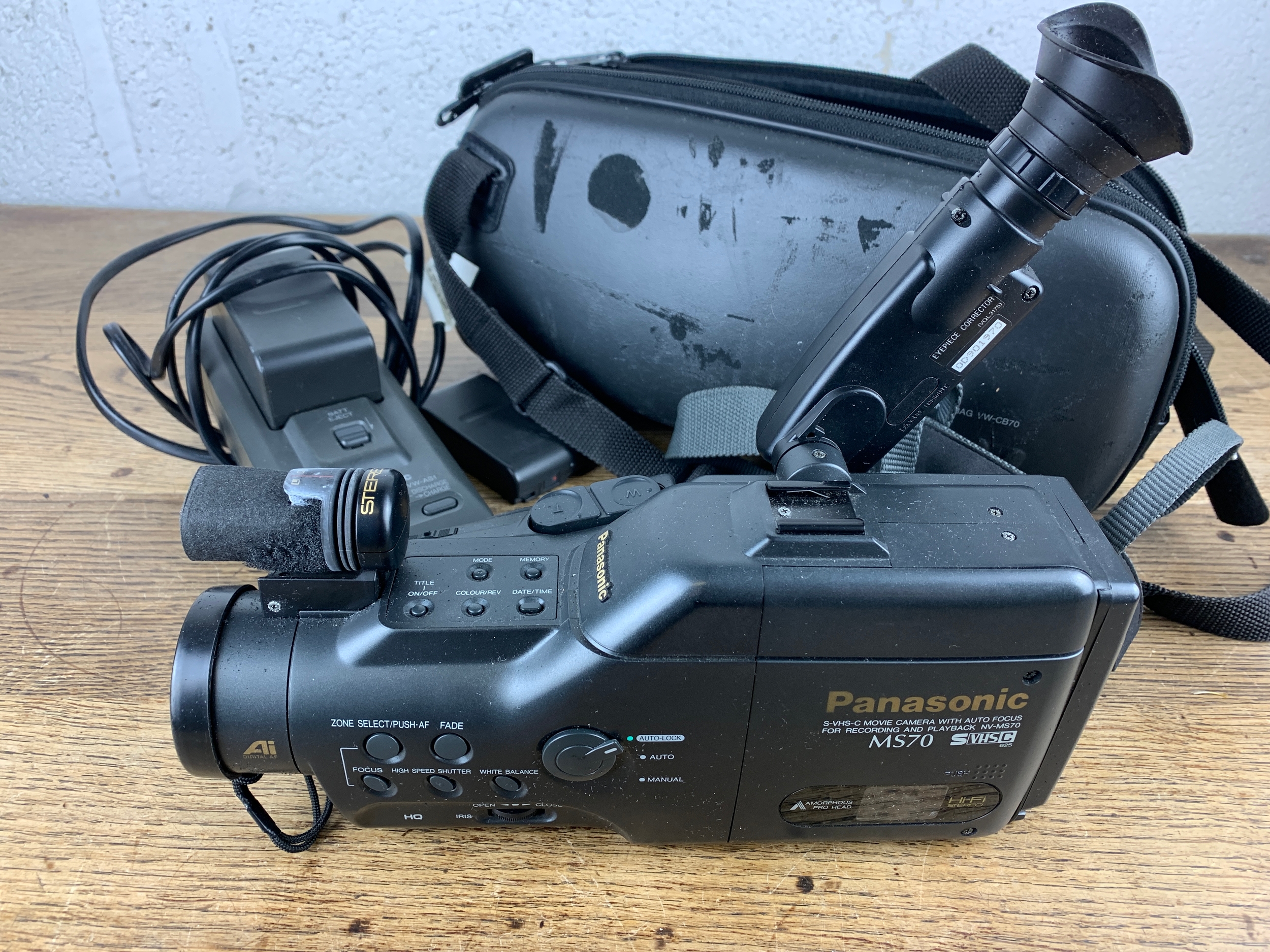 Panasonic S-VHS MS70 Video Camera with Batteries, Charger