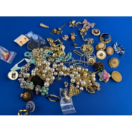 395 - Group Of Vintage Costume Jewellery With Brooches Inc. Royal Staffordshire.