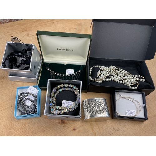 393 - Good Quality Vintage Jwellery Inc. Sterling Silver 5 Strand Chain, Freshwater Pearls & Crystal Glass... 