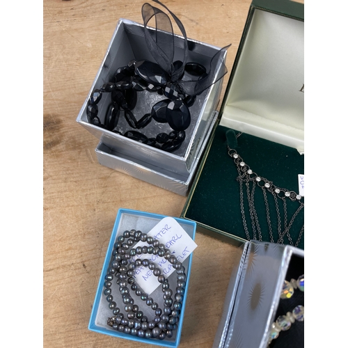 393 - Good Quality Vintage Jwellery Inc. Sterling Silver 5 Strand Chain, Freshwater Pearls & Crystal Glass... 