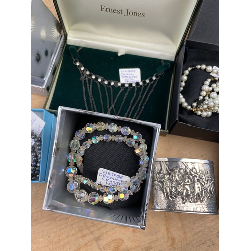 393 - Good Quality Vintage Jwellery Inc. Sterling Silver 5 Strand Chain, Freshwater Pearls & Crystal Glass... 