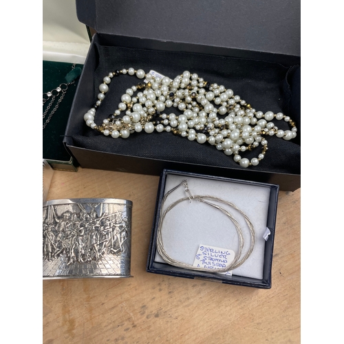 393 - Good Quality Vintage Jwellery Inc. Sterling Silver 5 Strand Chain, Freshwater Pearls & Crystal Glass... 