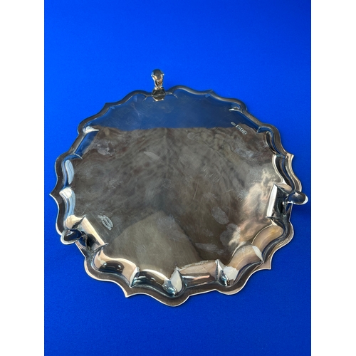 11 - Skinner & Co London Sterling Silver Footed Tray. 590g. London 1909. 26cm Diameter