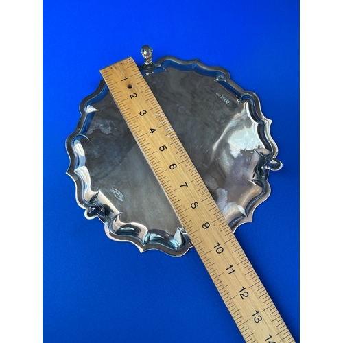 11 - Skinner & Co London Sterling Silver Footed Tray. 590g. London 1909. 26cm Diameter