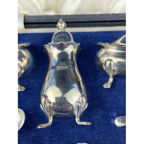 21 - Walker & Hall Sterling Silver Cruet Set Boxed. 105g. Birmingham 1955